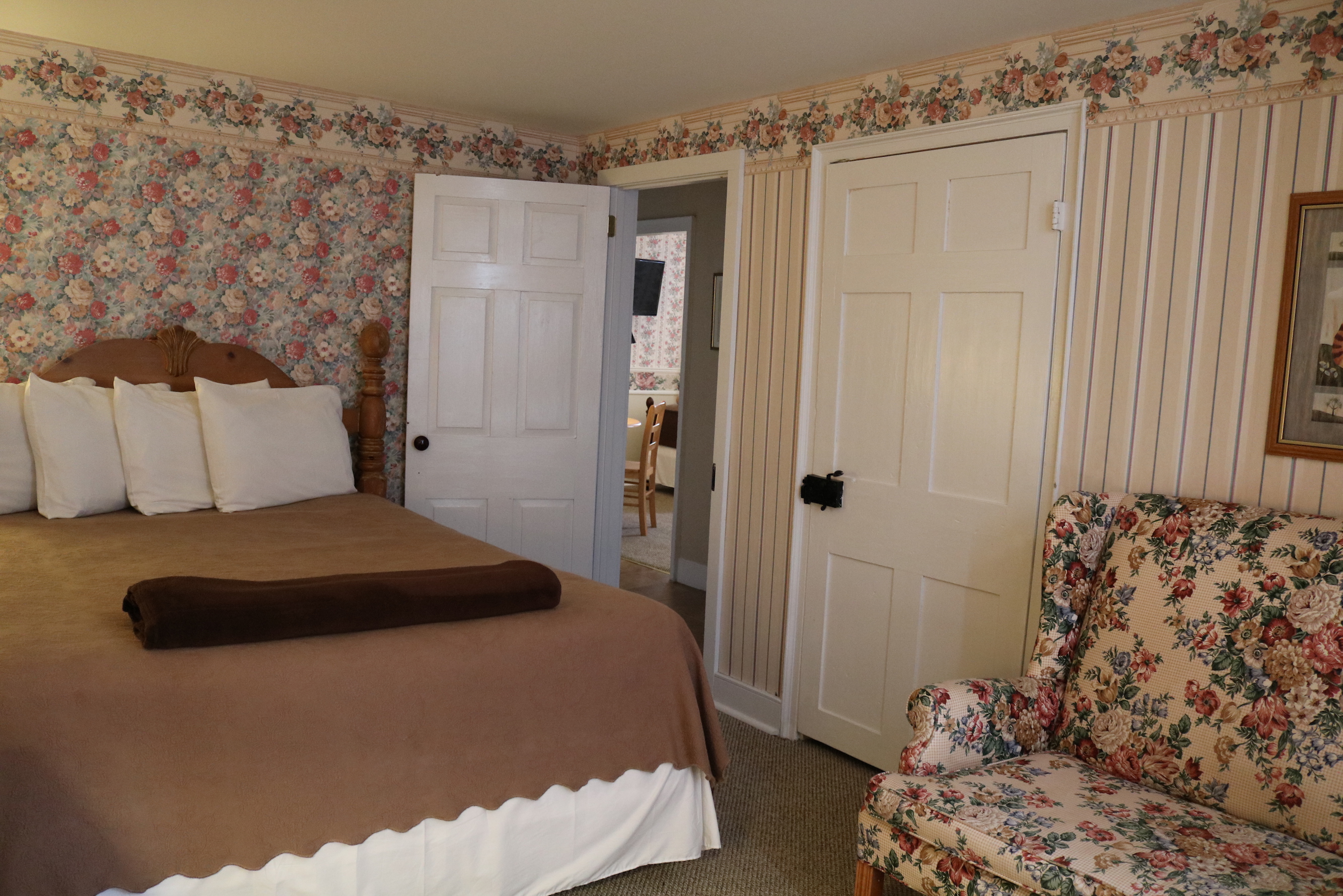 interior view of shady rest hotel's farmhouse large suite